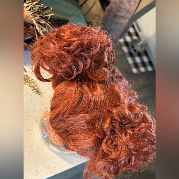 Hocus Pocus, Winifred Costume and Wig. Child size 14-16. - Picture 4 of 7